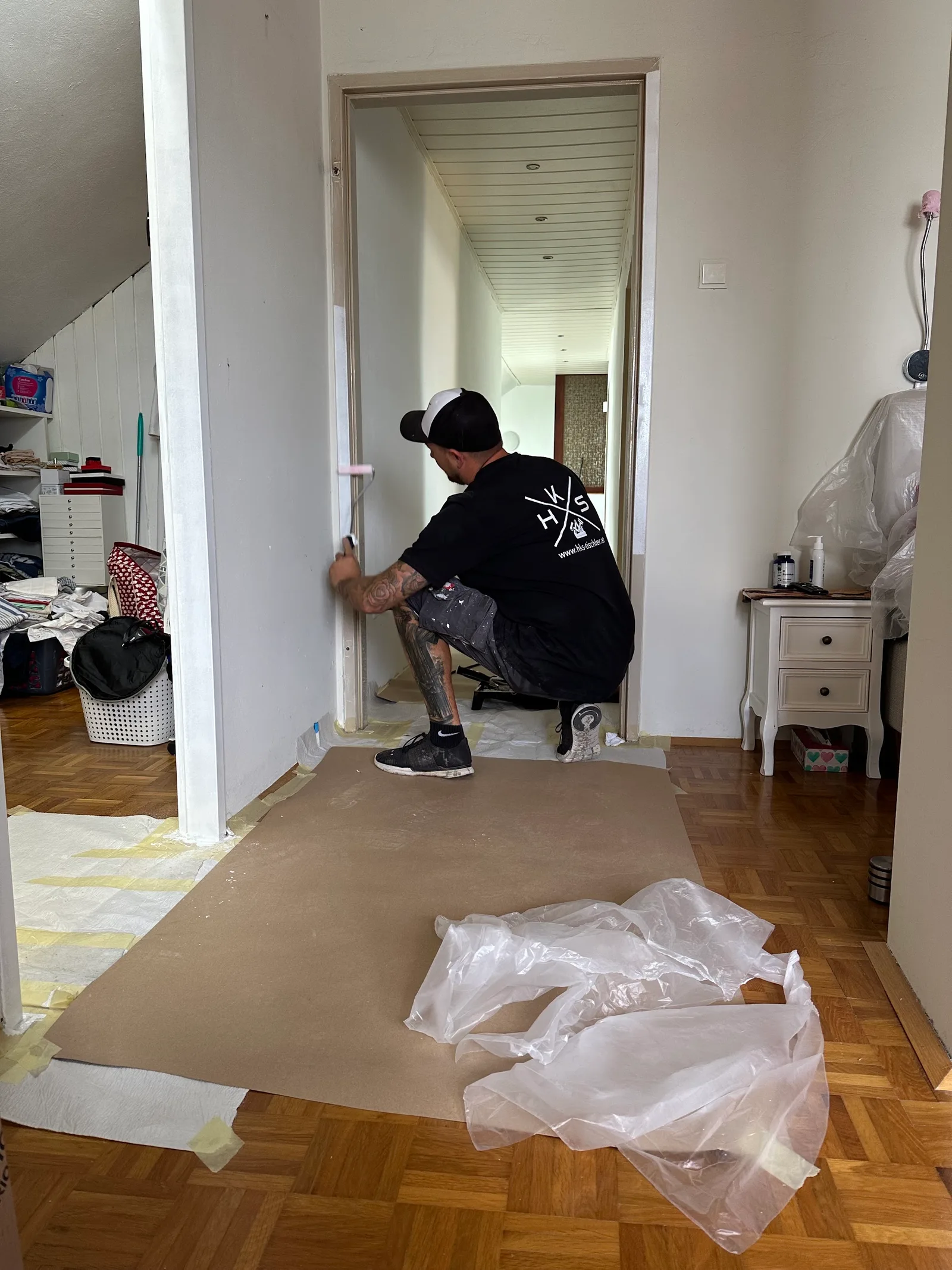 Hugo Krennmüller arbeitet an einer Türzarge in einem Wohnraum